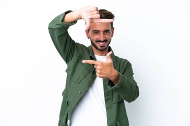 Beyaz arka planda izole edilmiş yüzü olan genç beyaz bir adam. Çerçeve sembolü