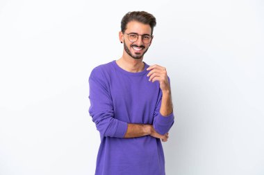 Beyaz arka planda izole edilmiş genç beyaz adam gülüyor.