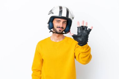 Motosiklet kasklı genç beyaz arka planda izole edilmiş beyaz bir adam parmaklarıyla beşi sayıyor.