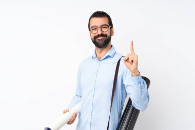 İzole edilmiş beyaz arka planda sakallı genç bir mimar en iyinin işareti olarak parmağını kaldırıyor.