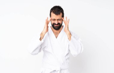 Karate yapan genç bir adam izole edilmiş beyaz arka plan üzerinde baş ağrısı ile