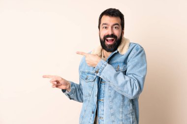 Sakallı, soyutlanmış, şaşırmış ve işaret eden beyaz bir adam.