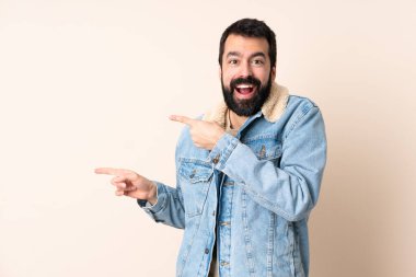 Sakallı, soyutlanmış, şaşırmış ve işaret eden beyaz bir adam.