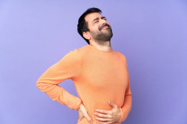 Kafkasyalı yakışıklı bir adam, mor bir geçmişi var. Çabaladığı için sırt ağrısı çekiyor.