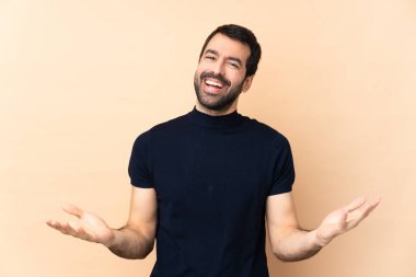 Kafkasyalı yakışıklı adam soyutlanmış arka planda gülümsüyor.