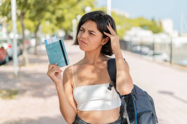 Pasaportu olan ve kuşkuları olan genç, güzel bir Bulgar kadın.