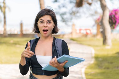 Dışarıdaki genç Bulgar öğrenci kadın şaşırdı ve ön tarafı işaret etti