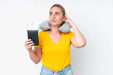 Şişirilebilir Seyahat Yastığı olan Kadın 'ın şüpheleri var.