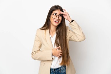 Beyaz arka planda izole edilmiş beyaz bir kadın, çok fazla gülümsüyor.