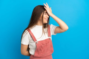 Mavi arka planda izole genç beyaz kadın bir şey fark etti ve çözüme niyetlendi.