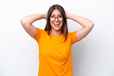 Beyaz arka planda izole edilmiş genç beyaz kadın gülüyor.