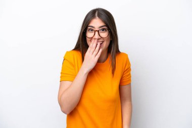 Beyaz arka planda izole edilmiş genç beyaz kadın mutlu ve gülümsüyor.