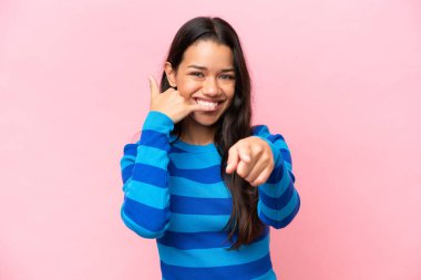 Pembe arka planda izole edilmiş genç Kolombiyalı bir kadın.