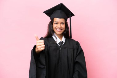 Kolombiyalı genç bir üniversite mezunu. Pembe arka planda iyi bir şey olduğu için izole edilmiş.