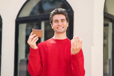 Dışarıda cüzdanını tutan yakışıklı genç bir adam, benimle gelmesi için davet ediyor. Gelmene sevindim.