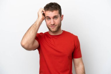 Beyaz arka planda izole edilmiş genç beyaz bir adam hayal kırıklığı ifadesi ve anlamama