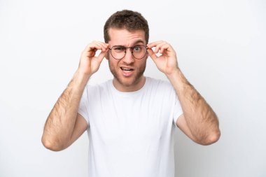 Beyaz arka planda gözlüklü ve hayal kırıklığına uğramış bir beyaz adam.