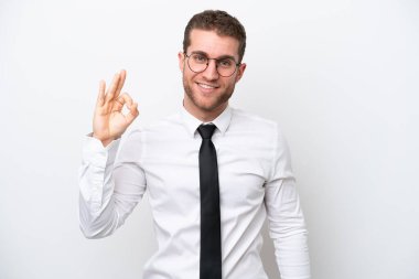 Beyaz arka planda izole edilmiş beyaz iş adamı parmaklarıyla tamam işareti gösteriyor.