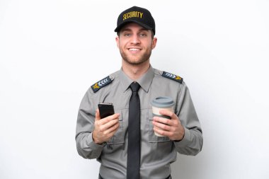Beyaz arka planda izole edilmiş beyaz güvenlik görevlisi elinde kahve ve cep telefonu var.
