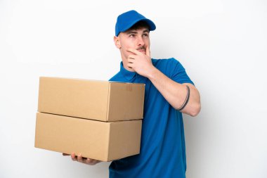 Beyaz arka planda izole edilmiş beyaz bir adam. Şüpheleri var.