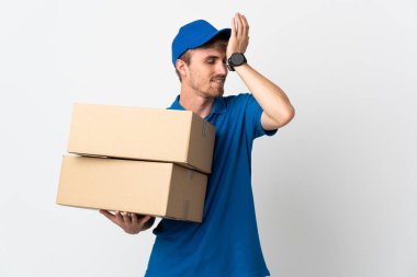 Beyaz arka planda izole edilmiş genç teslimatçı sarışın adam bir şey fark etti ve çözüme niyetlendi.