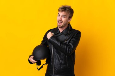 Sarı arka planda motosiklet kasklı bir adam zaferi kutluyor.