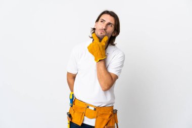 Genç elektrikçi arka planda izole edilmiş.