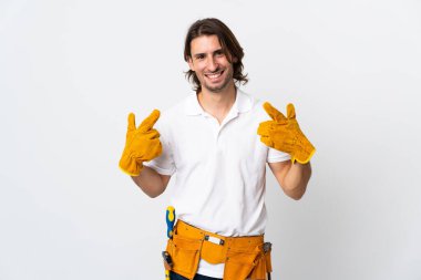 Genç elektrikçi, izole edilmiş arka planda baş parmak hareketi yapıyor.