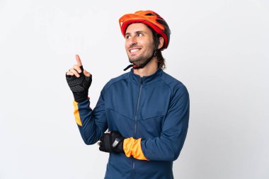 Beyaz arka planda izole edilmiş genç bisikletçi harika bir fikre işaret ediyor.