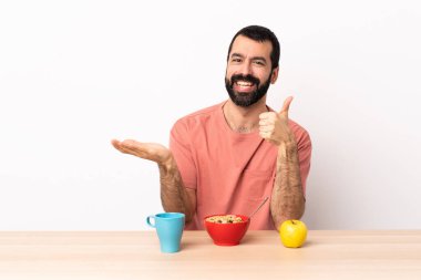 Kafkasyalı bir adam bir masada kahvaltı yapıyor. Elinde fotokopi odası hayali var. Bir ilan vermek için..
