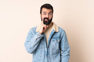 Sakallı, soyutlanmış bir geçmişi olan beyaz bir adam.