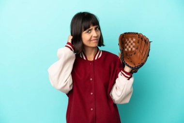 Beyzbol eldivenli genç melez kadın mavi arka planda izole edilmiş şüpheleri var.