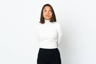 Beyaz arka planda izole edilmiş genç Latin bir kadın var.