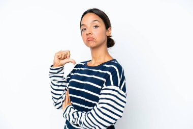 Beyaz arka planda soyutlanmış, gururlu ve kendini beğenmiş genç İspanyol kadın.