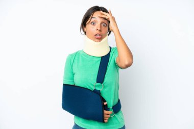 Boyunluk takan genç İspanyol kadın ve askısı beyaz arka planda izole edilmiş. Yan tarafa bakarken sürpriz jest yapıyor.