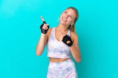 Mavi arka planda izole edilmiş beyaz kadın işaret parmağıyla işaret etmek harika bir fikir.