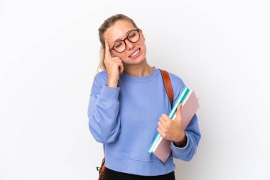 Beyaz arka planda başağrısı olan beyaz tenli genç bir kadın öğrenci.