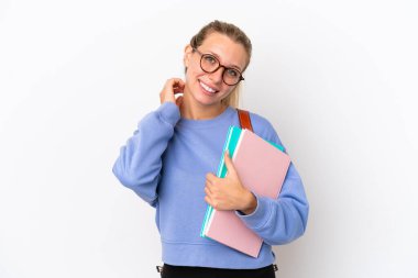 Beyaz arka planda izole edilmiş genç beyaz kadın gülüyor.