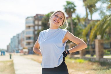 Açık havada spor giyen genç sarışın kadın.