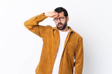 Beyaz tenli, sakallı, kadife ceket giyen, yorgun ve hasta bir yüz ifadesi olan beyaz tenli yakışıklı bir adam.