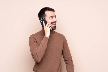 İzole edilmiş arka plandaki adam cep telefonuyla sohbet ediyor.