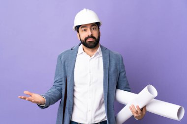 Miğferli genç bir mimar. Mor arka planının planlarını tutuyor. Şüpheleri var.