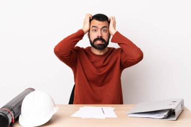 Masada sakallı beyaz bir mimar gergin hareketler yapıyor..