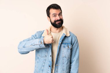 Tecrit edilmiş geçmişi olan beyaz bir adam iyi niyet gösterisi yapıyor.