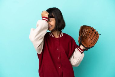 Mavi arka planda soyutlanmış beyzbol eldivenli genç melez kadın bir şey fark etti ve çözüme niyetlendi.
