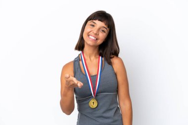 Beyaz arka planda izole edilmiş madalyalı melez bir kadın iyi bir anlaşma yaptığı için el sıkışıyor.