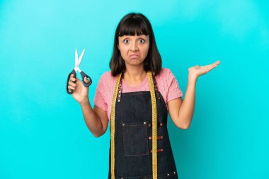 Mavi arka planda izole edilmiş genç melez kadın el kaldırırken kuşkuları vardı.