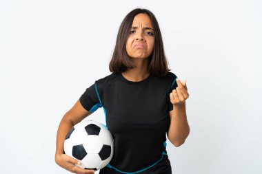 Genç futbolcu kadın beyaz arka planda izole edilmiş İtalyan jestleri yapıyor.