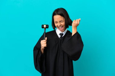 İzole edilmiş mavi arka plan yargıcı zaferi kutluyor