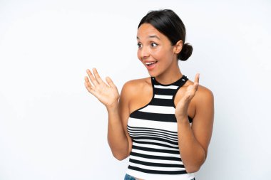 Beyaz arka planda yüzü şaşırmış genç İspanyol kadın.